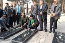 همزمان با نخستین روز از گرامیداشت دهه مبارک فجر ، مزار شهدای شهرستان اسلام آباد غرب غبار روبی وعطر افشانی شد