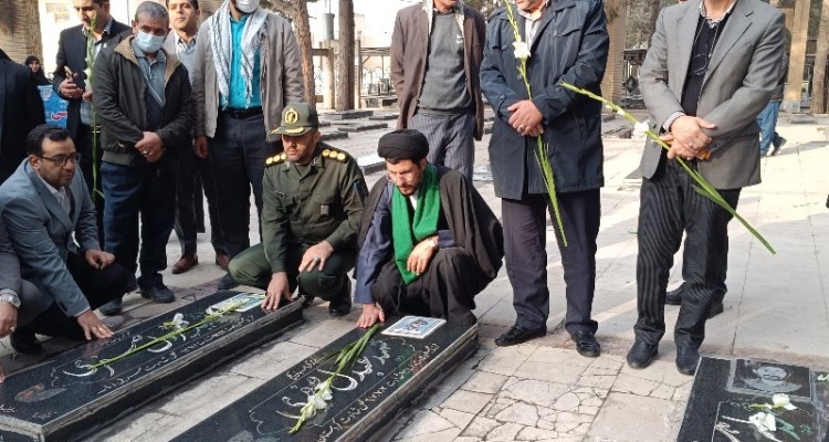 همزمان با نخستین روز از گرامیداشت دهه مبارک فجر ، مزار شهدای شهرستان اسلام آباد غرب غبار روبی وعطر افشانی شد