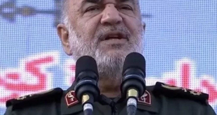 فرمانده کل سپاه مفتخر به دریافت نشان فتح از فرمانده کل قوا شد.