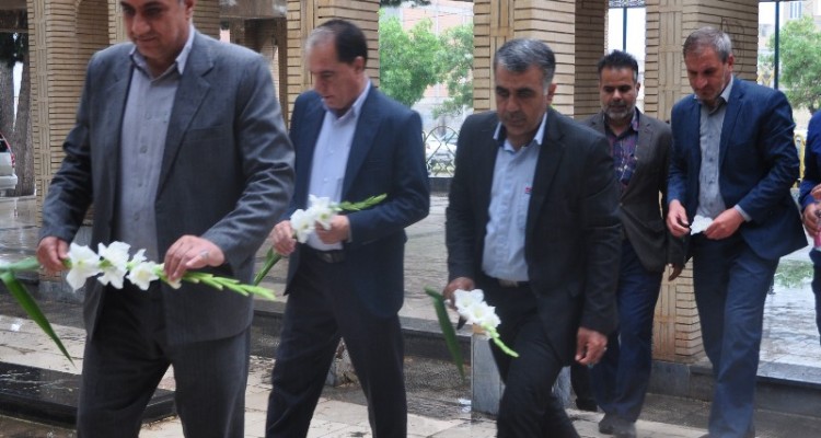 مزار شهدای اسلام‌آبادغرب غبارروبی وعطر افشانی شد