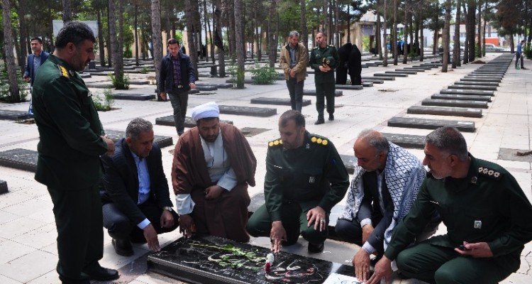 غبار روبی و عطر افشانی مزار شهدای اسلام آبادغرب بمناسبت ۱۷اردیبهشت و سالروز تشکیل بسیج سازندگی