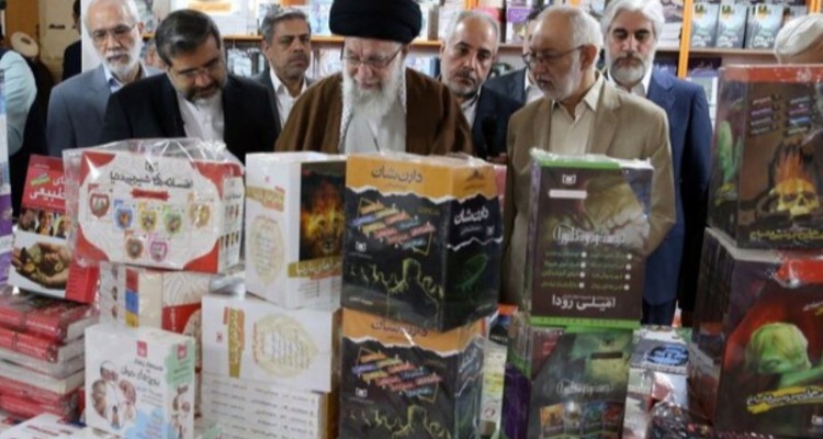 رهبر انقلاب از نمایشگاه کتاب بازدید کردند.