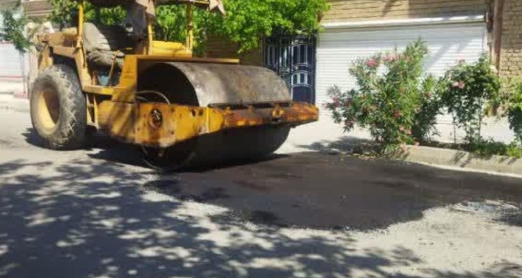 اجرای عملیات لکه گیری و آسفالت معابر سطح شهر