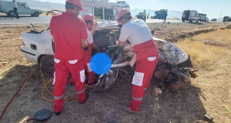 ۲فوتی و۳مصدوم بعلت برخورد دو دستگاه خودرو سمند در محور اسلام آباد غرب