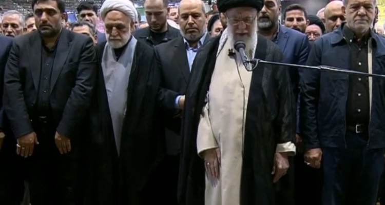رهبر انقلاب اسلامی بر پیکر شهید اسماعیل هنیه نماز خوانند رهبر انقلاب اسلامی بر پیکر شهید اسماعیل هنیه نماز خوانند