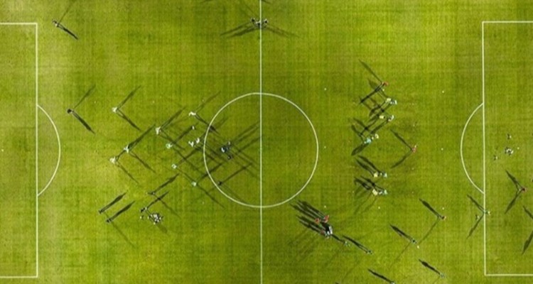 برق گرفتگی دو کارگر ورزشگاه وسط کنفرانس نکونام!/ آمبولانس مصدومان را به بیمارستان نبرد