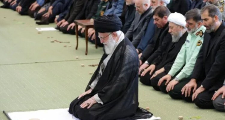 نمازجمعه نصر دشمن را کیش و مات کرد