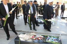 غبار روبی وعطر افشانی مزار شهدا به مناسبت تأسیس شوراهای حل اختلاف