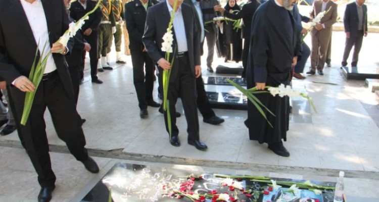 غبار روبی وعطر افشانی مزار شهدا به مناسبت تأسیس شوراهای حل اختلاف