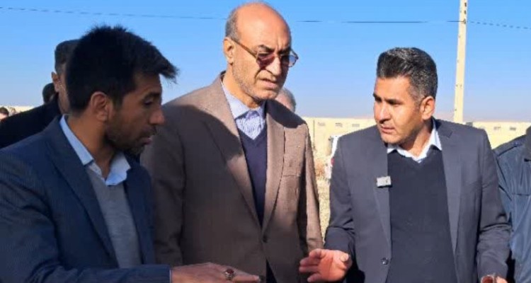 استاندار کرمانشاه و هیات همراه از بزرگترین گلخانه هیدروپونیک غرب کشور در اسلام‌آبادغرب بازدید کرد.