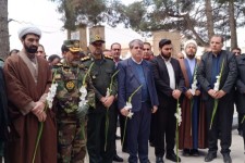 به مناسبت گرامیداشت دهه فجر، مزار شهدای شهرستان اسلام آباد غرب غبار روبی و عطر افشانی شد.