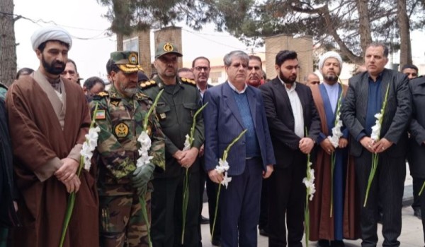 به مناسبت گرامیداشت دهه فجر، مزار شهدای شهرستان اسلام آباد غرب غبار روبی و عطر افشانی شد.