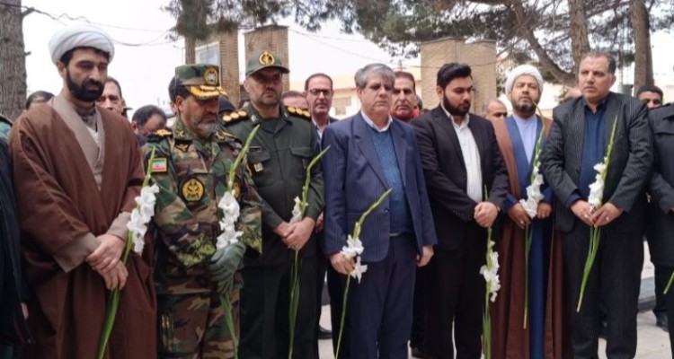 به مناسبت گرامیداشت دهه فجر، مزار شهدای شهرستان اسلام آباد غرب غبار روبی و عطر افشانی شد.