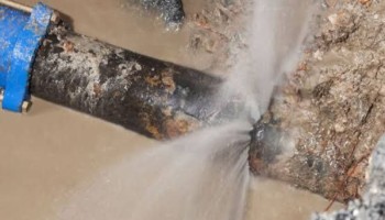 شکستگی لوله‌ها نتیجه تردد ماشین‌آلات سنگین در مناطق پرتراکم است