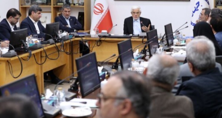 عارف: ۱۶ آذر باید همیشه زنده باشد/ انقلاب ما به این نماد نیاز دارد