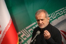 باید به هر شکلی که شده مشکل معیشت مردم را حل کنیم