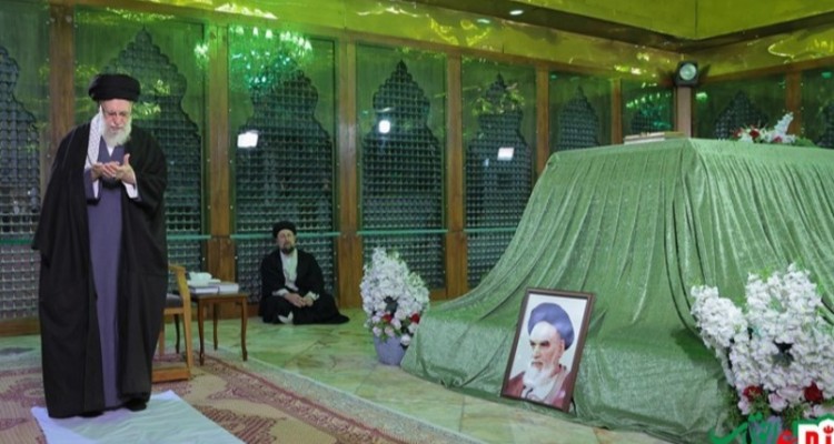 صبح امروز؛ حضور امام خامنه‌ای در مرقد بنیانگذار انقلاب اسلامی