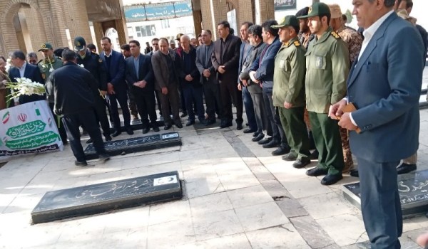 غبارروبی مزار شهدا در اسلام‌آبادغرب به مناسبت آغاز دهه فجر