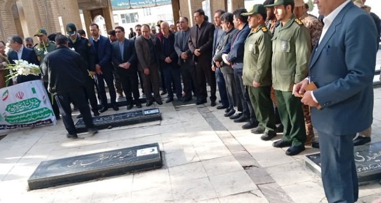 غبارروبی مزار شهدا در اسلام‌آبادغرب به مناسبت آغاز دهه فجر