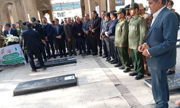 غبارروبی مزار شهدا در اسلام‌آبادغرب به مناسبت آغاز دهه فجر