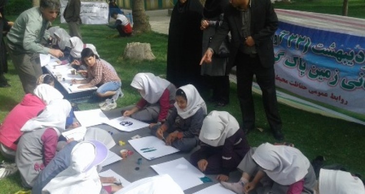 مسابقه نقاشی به مناسبت روز زمین پاک در پارک ملت اسلام آباد غرب