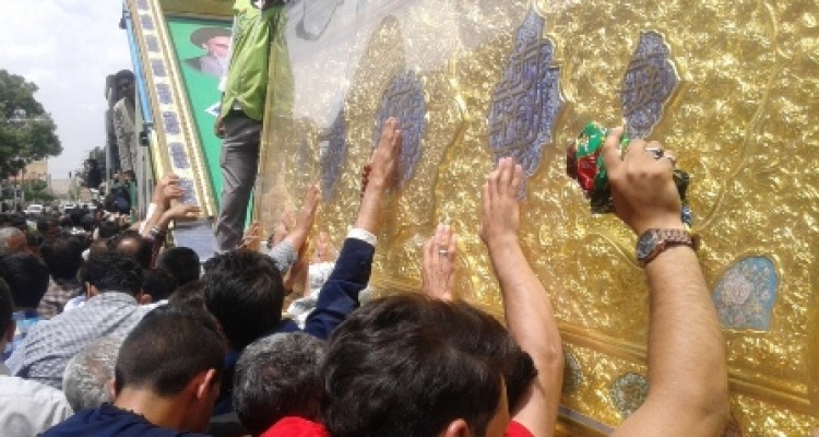 استقبال باشکوه مردم اسلام آباد غرب از باب راس حرم حضرت ابوالفضل العباس (ع)+عکس