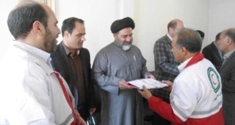  دیدار کارکنان واعضای هلال احمراسلام آبادغرب با امام جمعه شهرستان/اهدای خون اعضای هلال احمر +عکس
