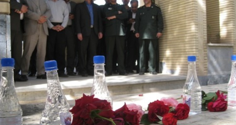 عطر افشانی و غبار روبی مزار شهدای اسلام آبادغرب +تصاویر