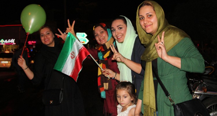 گزارش تصویری/شادی مردم پس از پایان مذاکرات هسته‌ای