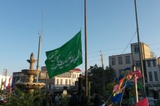 تصاویر/بر افراشته شدن پرچم ثامن الجج (ع) در میدان امام رضا اسلام آبادغرب
