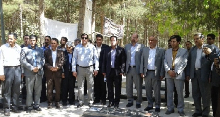 دیدار با خانواده شهدا و ادای احترام به مقام والای شهدای اسلام آبادغرب