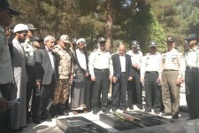 عطر افشانی و غبار روبی مزار شهدای اسلام آبادغرب +تصاویر