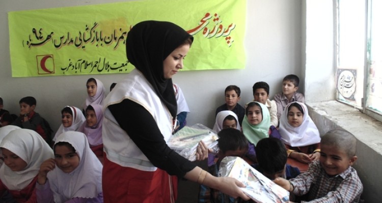 توزیع بسته های آموزشی و بهداشتی در مناطق محروم  توسط هلال احمر اسلام آباد غرب 