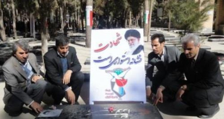 افتتاح نمایشگاه آثار صنایع دستی در اسلام آبادغرب/ گلباران و غباروبی مزار شهدای شهرستان