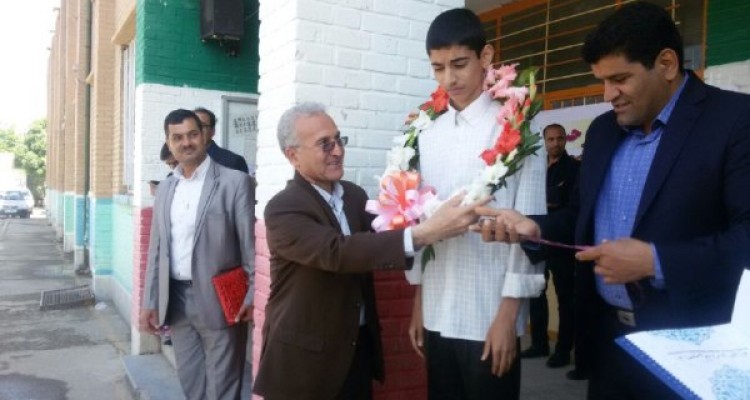 تجلیل از نوجوان تکواندو کار اسلام آبادی راه یافته به اردوی تیم ملی+عکس