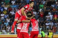 پرسپولیس با بازوبند نوروزی بالاتر از استقلال ایستاد/ جشنواره گل سرخ در تبریز