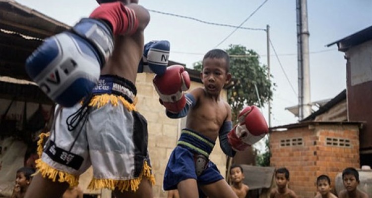 کودکانی که به زور روی رینگ بوکس می‌روند