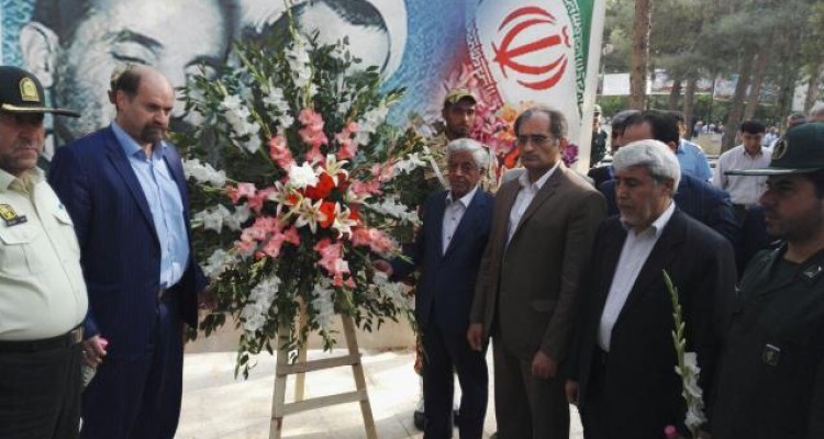 غبار روبی و عطر افشانی مزار شهدای اسلام آبادغرب +تصاویر