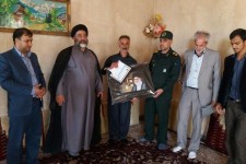  تصاویر/دیدار امام جمعه اسلام آبادغرب با خانواده شهیدان مرادی، پرندین و مهرپوشان