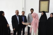 تجلیل از دانش آموز برتر قرآنی اسلام آباد غرب+عکس