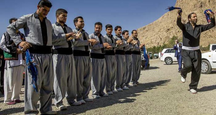 رقص و آواز در روز استقبال از مسافران شام/ بی حرمتی به شهدای مدافع حرم در مدیریت همایشی میراث فرهنگی