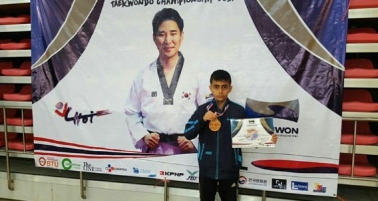 مدال برنز مسابقات تکواندو جهان  برگردن دانش آموزی از اسلام آباد غرب+عکس