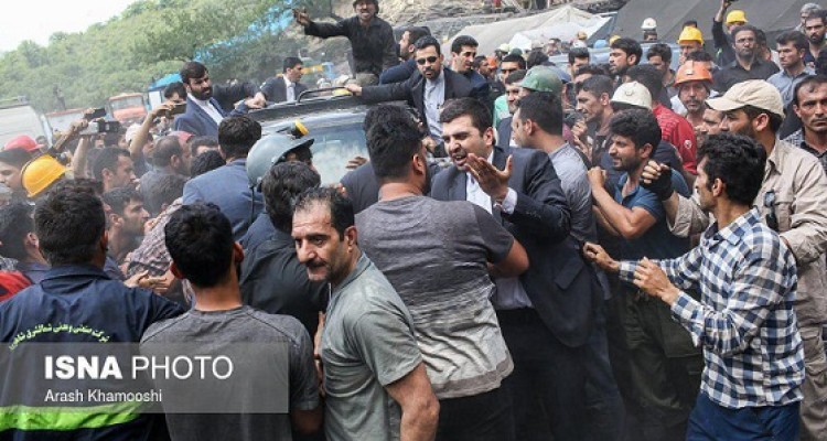 اعتراض شدید معدنچیان یورت به رئیس جمهور/ روحانی مجبور به ترک معدن شد +تصاویر و فیلم 