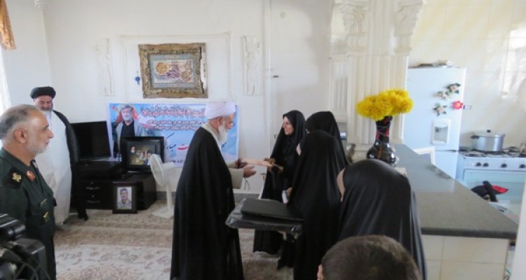 دیدار و دلجویی امام جمعه کرمانشاه و فرمانده سپاه نبی اکرم(ص) از خانواده اولین شهید مدافع حرم اسلام آبادغرب+تصاویر