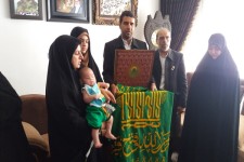 دیدار خدام حرم رضوی با خانواده اولین شهید مدافع حرم اسلام آبادغرب+تصاویر