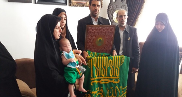 دیدار خدام حرم رضوی با خانواده اولین شهید مدافع حرم اسلام آبادغرب+تصاویر