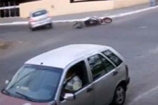 تصادف دلخراش خودرو با موتور سیکلت در چهارراه + فیلم 