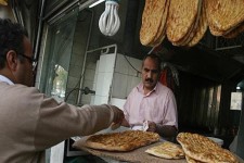 قیمت نان در آزادراه بی ثباتی/ تفاوت 2500 تومانی در یک قرص نان