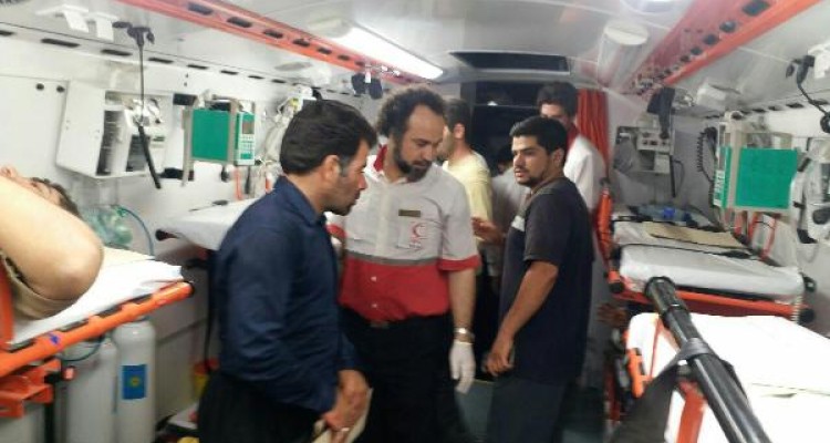 تصاویری از امدادرسانی نیروهای هلال احمر اسلام آباد غرب به مصدومین سانحه جهادگران گیلانغرب