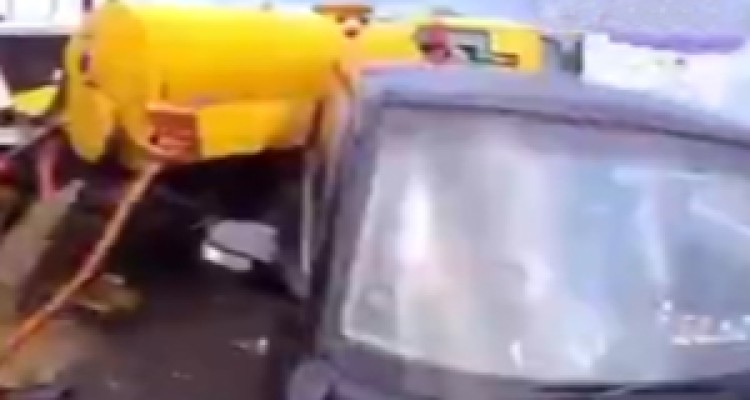 عاقبت برخورد سپر جلوی ماشین عقبی به سپر عقب ماشین جلویی! + فیلم 